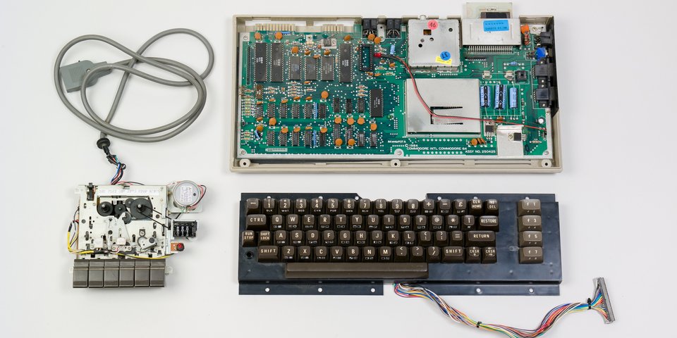 Einer für alle: der Commodore 64. Zerlegter Commodore C64C, 1982 -1993. Eigentum: Prof. Dr. Wolfgang Ernst, Sammlung: Medienarchäologischer Fundus, Foto: Felix Sattler/HU Berlin.