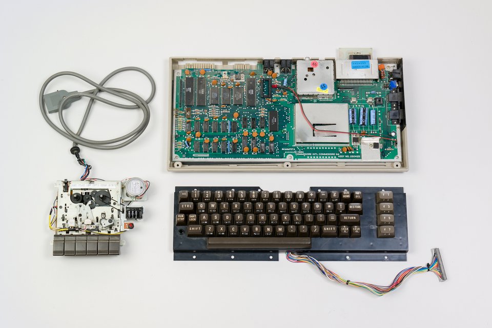 Einer für alle: der Commodore 64. Zerlegter Commodore C64C, 1982 -1993. Eigentum: Prof. Dr. Wolfgang Ernst, Sammlung: Medienarchäologischer Fundus, Foto: Felix Sattler/HU Berlin.