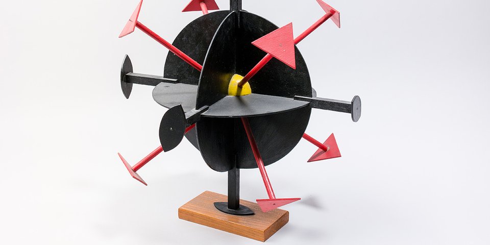 Kristalle können mit Hilfe der ihnen innewohnenden Symmetrieelemente systematisiert werden. Kristallographische Lehrsammlung, Foto: Felix Sattler