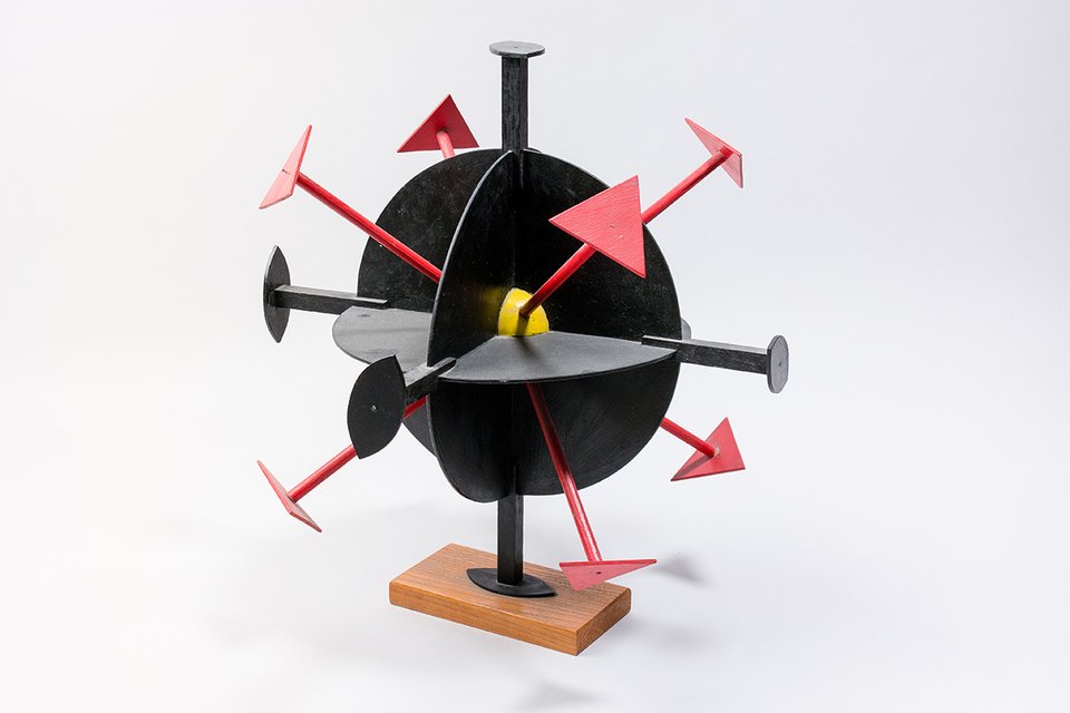 Kristalle können mit Hilfe der ihnen innewohnenden Symmetrieelemente systematisiert werden. Kristallographische Lehrsammlung, Foto: Felix Sattler